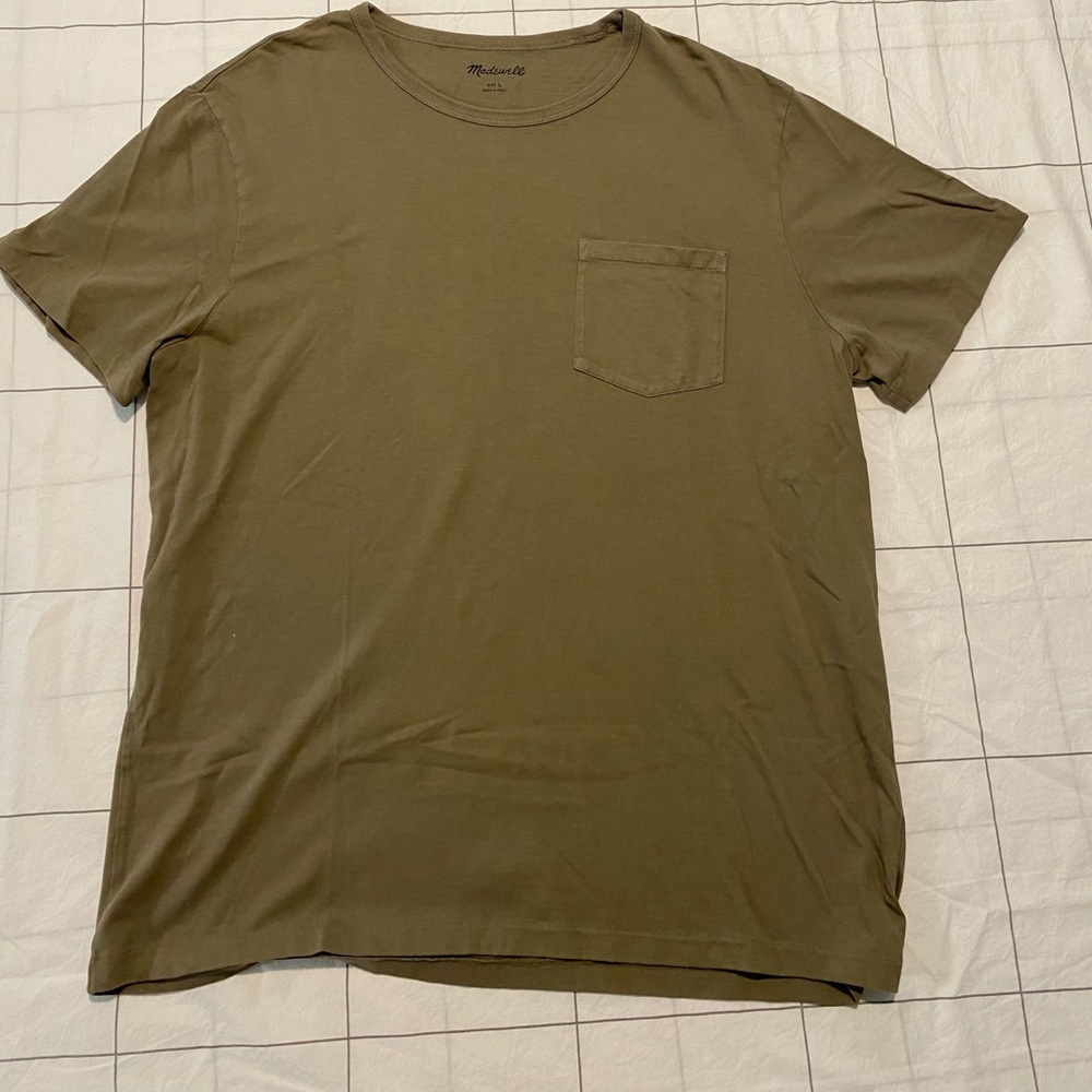 NWOT Olive green Madwell classic t shirt with front pocket